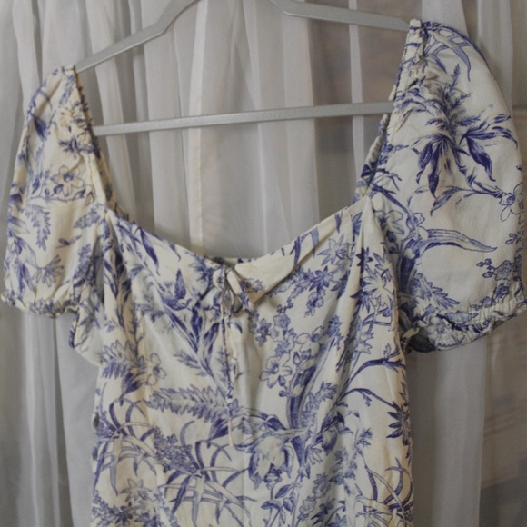 Women's H&M white/blue Floral cropped top with Fluffy sleeves in Sz (L) - Picture 2 of 9